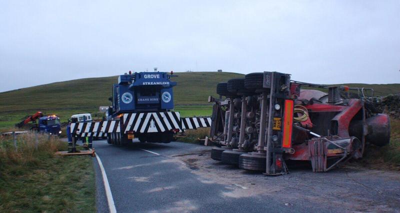  - Il perd le contrôle et tout bascule : un camion malaxeur se couche sur la route après une averse de grêle