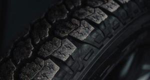 Surréaliste : ils jettent une roue et un cric sur la police en pleine course-poursuite pour échapper à la loi – voici pourquoi ils ont fui