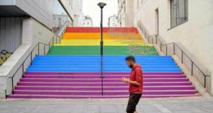 Sous la pluie battante, il se trompe de voie et termine dans des escaliers des Marches des Fiertés