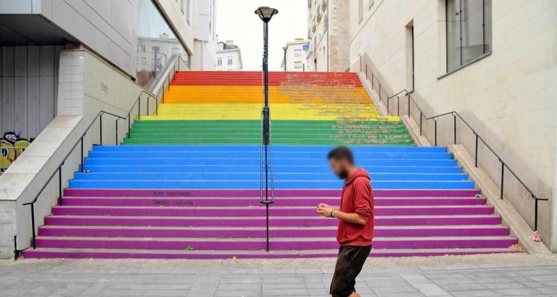 Sous la pluie battante, il se trompe de voie et termine dans des escaliers des Marches des Fiertés