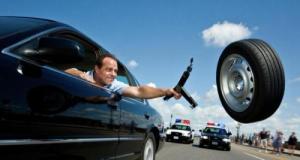 Ils jettent une roue et un cric par la fenêtre pour échapper à la police