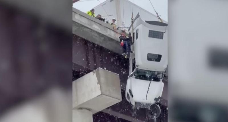  - Un camion suspendu pendant plus de cinq heures dans le vide