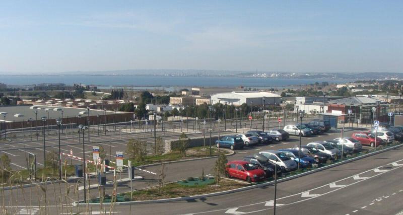 Incapable de payer sa sortie du parking d'un aéroport, il déclenche deux alertes à la bombe !
