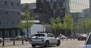 Un taxi autonome dépose un passager… juste devant une arrestation policière : les policiers surpris par cette arrivée inattendue