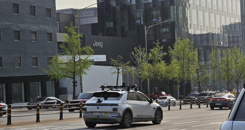 Un taxi autonome dépose un passager… juste devant une arrestation policière : les policiers surpris par cette arrivée inattendue