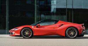 Ils touchaient 36 000 € d’allocations tout en roulant en Ferrari : un couple condamné