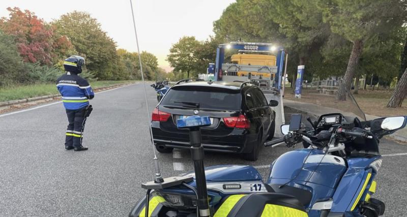 Endormie au volant, elle laisse sa voiture plantée au milieu de la route