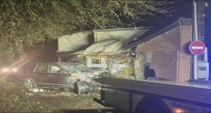 Lancée à plus de 100km/h sur une route limitée à 50, une Porsche Cayenne finit dans le mur d’une maison : « On voyait le salon »