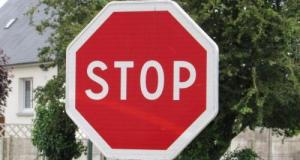 Ces jeunes qui nettoyaient les panneaux de signalisation dans leur commune vraiment poursuivis en justice ?