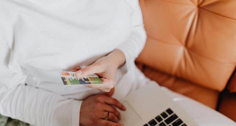  - Elle retrouve, sur un site de vente en ligne, les pneus volés de son véhicule le même jour et piège les voleurs sans le savoir