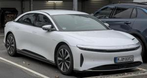 Il renverse de l’eau dans son coffre… et son bolide électrique se retrouve totalement immobilisée