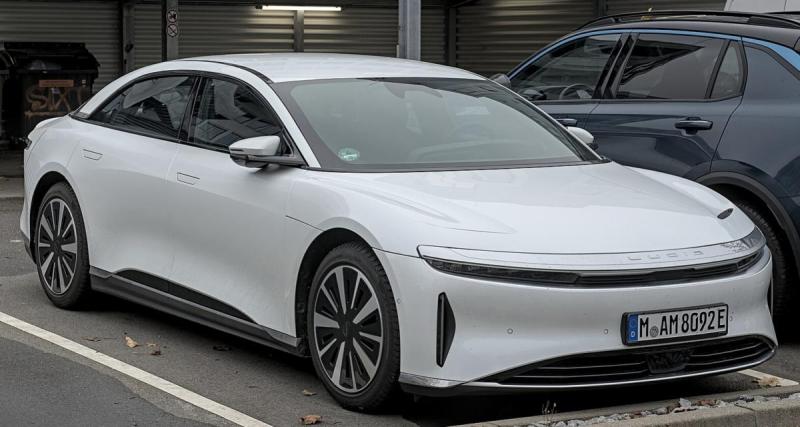 Il renverse de l’eau dans son coffre… et son bolide électrique se retrouve totalement immobilisée