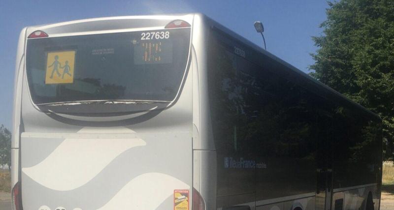  - 42 lycéens sauvés par un chauffeur qui gare précipitamment son bus avant de perdre connaissance au volant