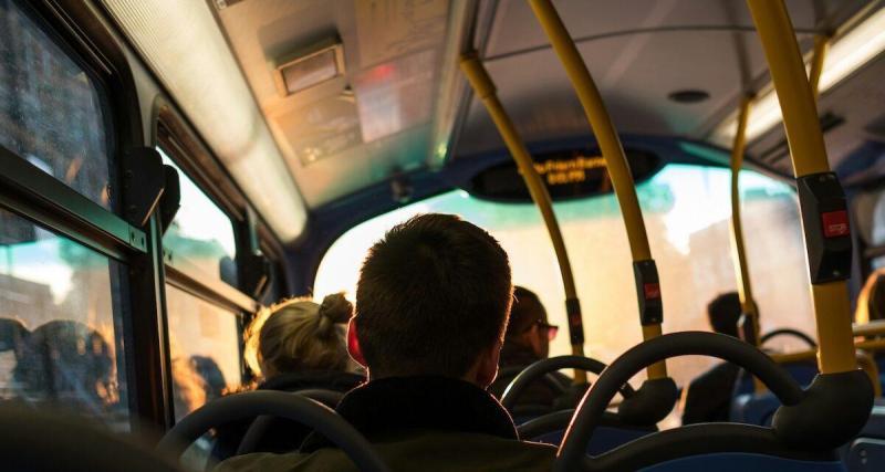 Émouvant : un chauffeur de car scolaire s’effondre héroïquement d’un malaise cardiaque au volant après avoir mis ses jeunes passagers en sécurité