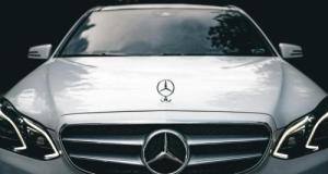 Vidéo - Il perd connaissance au volant : sa Mercedes décolle et survole un bus dans une scène digne d’Hollywood