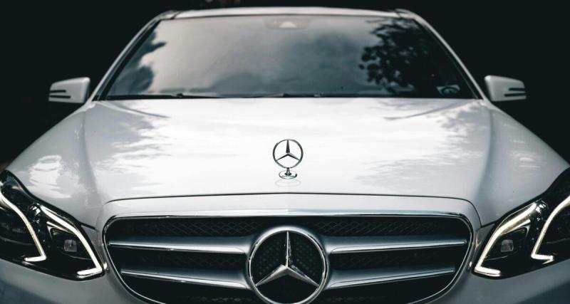  - Vidéo - Il perd connaissance au volant : sa Mercedes décolle et survole un bus dans une scène digne d’Hollywood