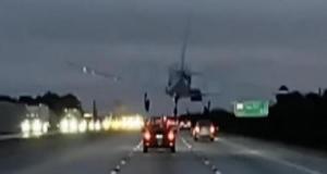 Un avion tente d’atterrir d’urgence sur l’autoroute et finit sur le toit d’une voiture