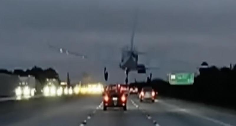 Un avion tente d’atterrir d’urgence sur l’autoroute et finit sur le toit d’une voiture