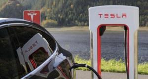 Le conducteur d’une Tesla pense être bloqué à la borne et appelle la police… Il se fait immédiatement recadrer