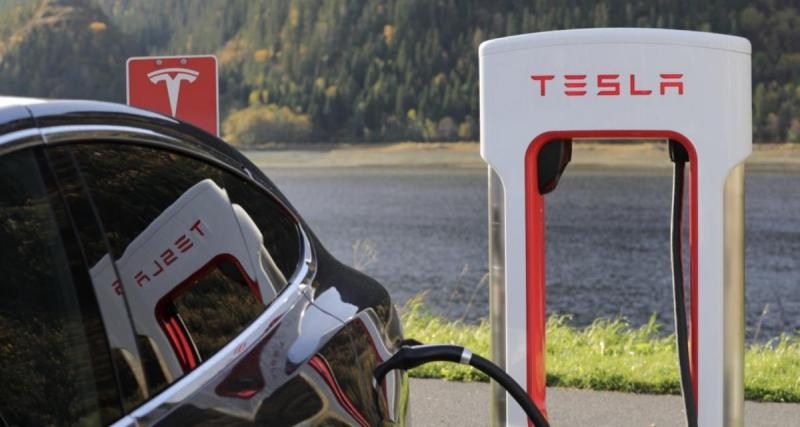 Le conducteur d’une Tesla pense être bloqué à la borne et appelle la police… Il se fait immédiatement recadrer