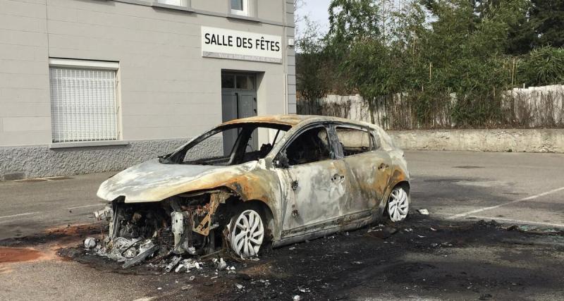 Ivre, il provoque un accident, brûle sa voiture et insulte les gendarmes