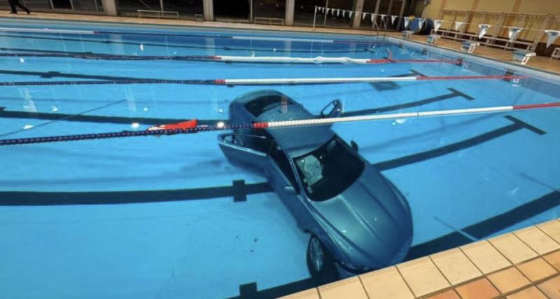 Elle confond les pédales de sa voiture et termine… dans le grand bassin de la piscine municipale