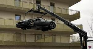 Il ne savait pas où garer sa Ferrari, il décide de l’installer sur son balcon pour l’hiver… Mais oublie un petit détail