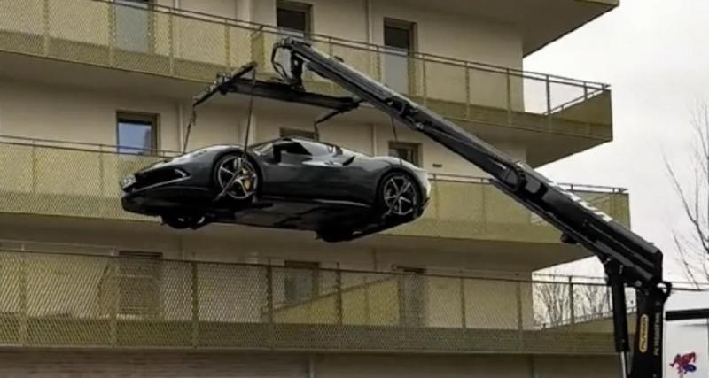 Il ne savait pas où garer sa Ferrari, il décide de l’installer sur son balcon pour l’hiver… Mais oublie un petit détail