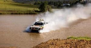 À bord d’une Subaru, il traverse un lac et réalise de folles cascades millimétrées