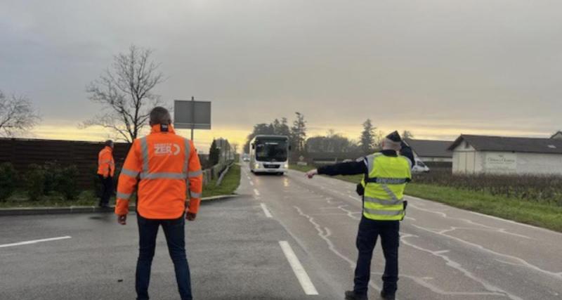  - Flashé en grand excès de vitesse, les gendarmes décident de lui suspendre 6 mois son surprenant permis de conduire