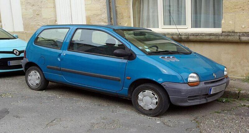 Un fou de Twingo : il envahit son quartier avec ses 99 voitures, la mairie intervient… problème, la fourrière ne suffit pas !