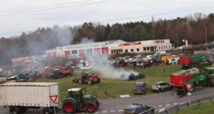 Face aux abattages liés à la dermatose, les agriculteurs bloquent la France