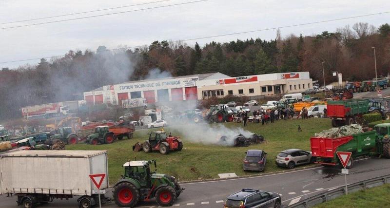  - Face aux abattages liés à la dermatose, les agriculteurs bloquent la France