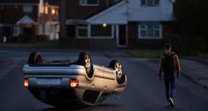 Un conducteur retourne sa voiture au milieu de la route et rentre dormir chez ses parents