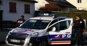 Il fonce sur des policiers, déclenche une folle course-poursuite et termine dans un fossé