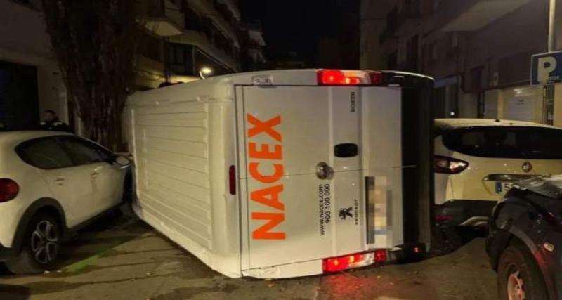 Ivre au volant, il perd le contrôle, détruit cinq voitures et s’enfuit à pied, laissant sa camionnette retournée sur la route