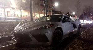 Une Corvette C8 coincée sur des rails, le conducteur présente la totale aux gendarmes