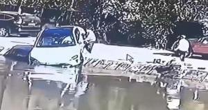 La Xiaomi SU7 confond une place de parking avec un étang et manoeuvre dans l'eau