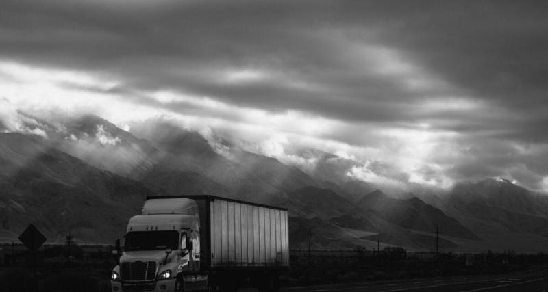 Le conducteur perd le contrôle de son poids lourd et termine sa course dans un champ