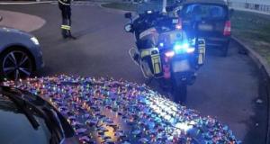 Il attire l’attention avec une voiture entièrement décorée pour Noël, mais conduit sans permis… Arrestation immédiate