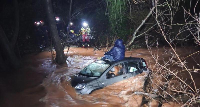  - Il se retrouve coincé sur le toit de sa voiture en pleine crue