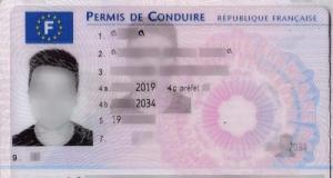 Pensant avoir moins de points, il prend la fuite dans les champs après un excès de vitesse