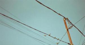 Un automobiliste perd le contrôle et provoque une coupure d’électricité, le quartier plongé dans le noir après un choc spectaculaire!