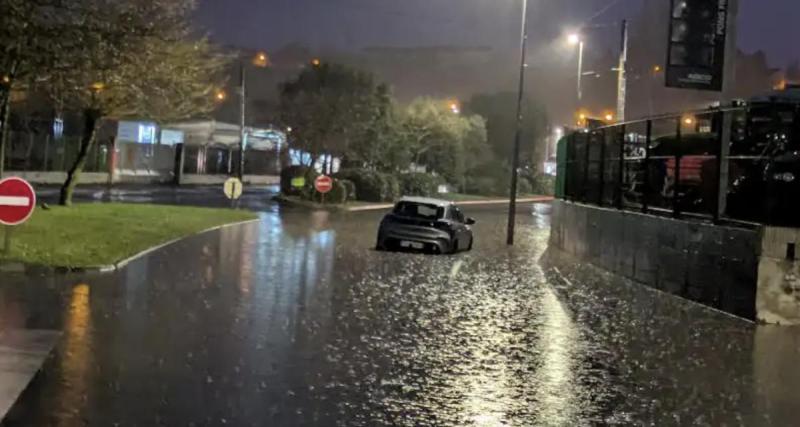  - Une voiture abandonnée sur une route inondée crée la panique