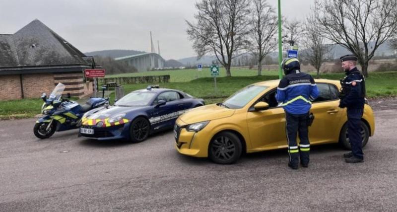 Flashé en grand excès de vitesse sur une départementale, les gendarmes découvrent un catalogue d’infractions