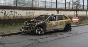 La voiture s’embrase en pleine rue, la conductrice parvient à s’extraire à temps