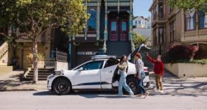 Waymo paie des dépanneurs pour fermer des portières de voitures autonomes
