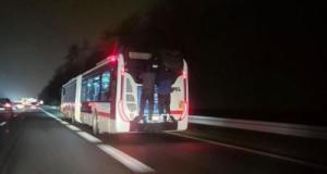 'Complètement irresponsables', ils s'accrochent derrière un bus sur le périphérique
