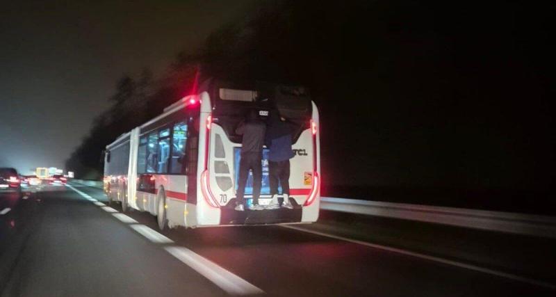 'Complètement irresponsables', ils s'accrochent derrière un bus sur le périphérique