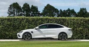 Tesla s'est fait lâcher par BYD, nouveau leader du marché de l'électrique en 2025